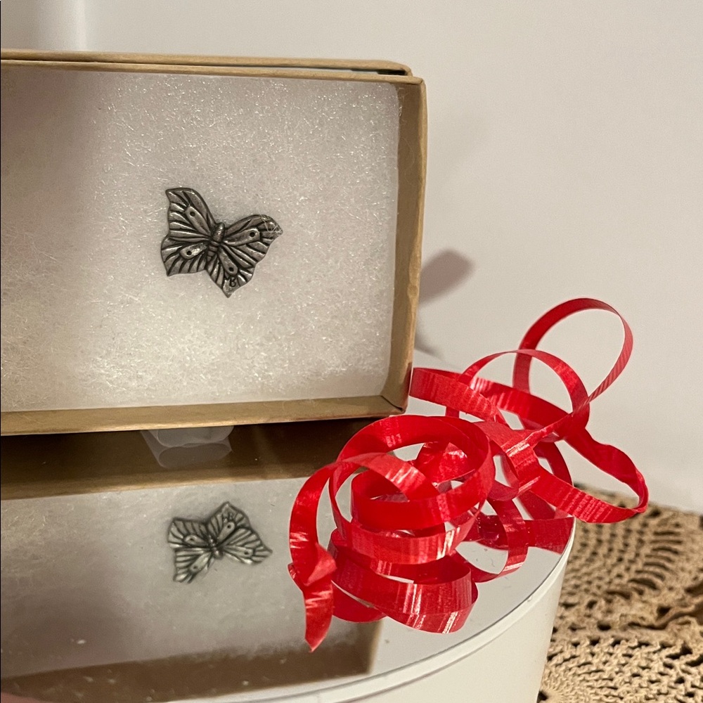 Intricate Silver Butterfly Brooch - Picture 4 of 8